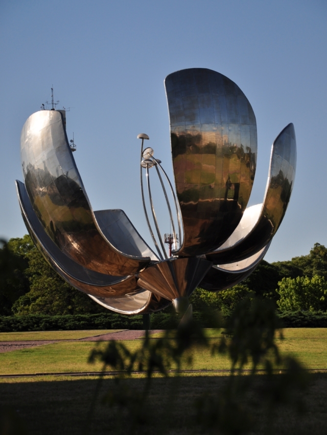 Die Floralis Genérica, die vom Architekten selbst als „Synthese aller Blumen und Hoffnung auf die tägliche Wiedergeburt“ bezeichnet wird.