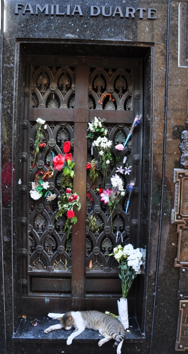 Auch Eva "Evita" Peróns letzte Ruhestätte befindet sich am Friedhof La Recoleta. Viele Verehrer huldigen ihr mit Blumenschmuck.