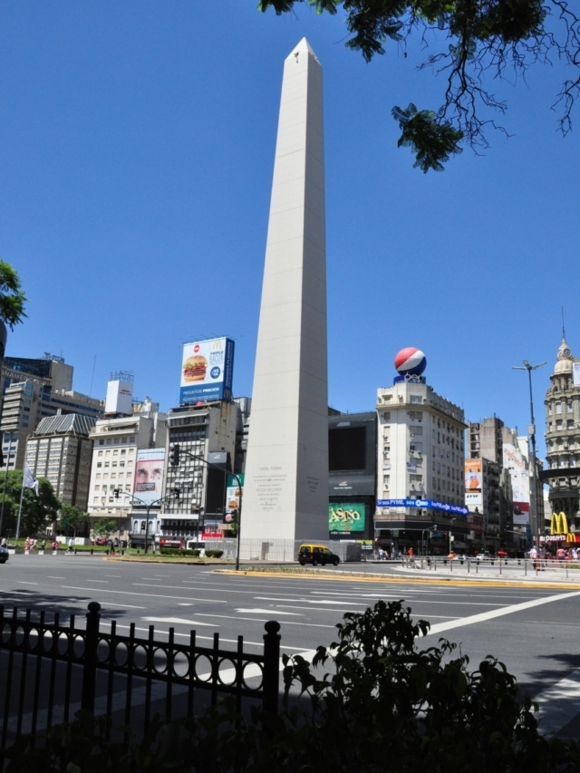 El Obelisco - Eines der meist besuchten Denkmäler der Stadt und Schauplatz vieler kultureller und politischer Veranstaltungen.