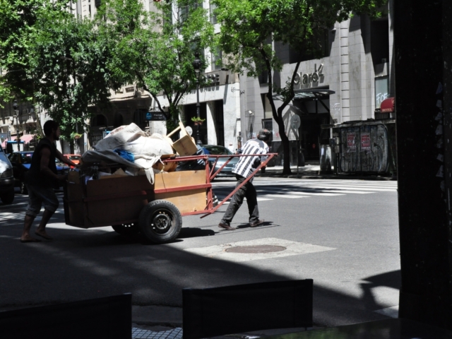 Aus dem Alltag gegriffen: Szene auf den Straßen rund um den Plaza de Mayo.