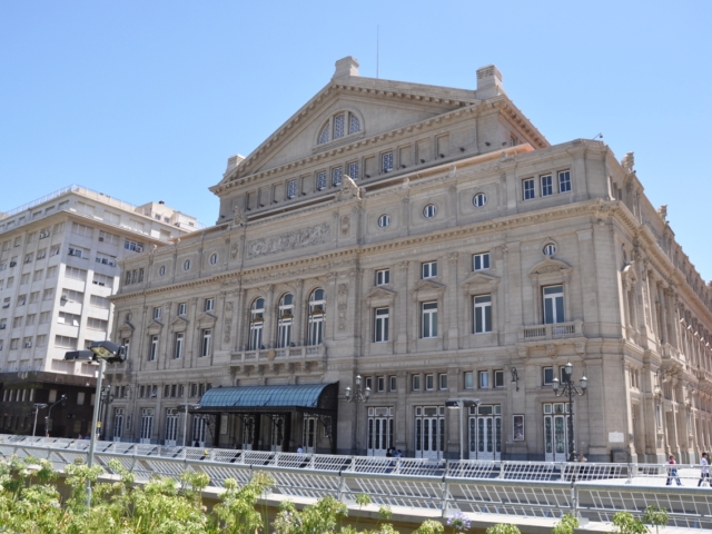 Das beeindruckende Gebäude des Teatro Colón lägt ebenfalls zu einer Besichtigung ein.