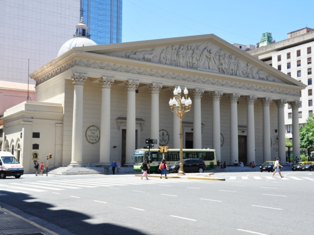 Das beeindruckende Gebäude der Catedral Metropolitana de Buenos Aires.