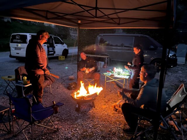 Gesellige Runde um das Lagerfeuer