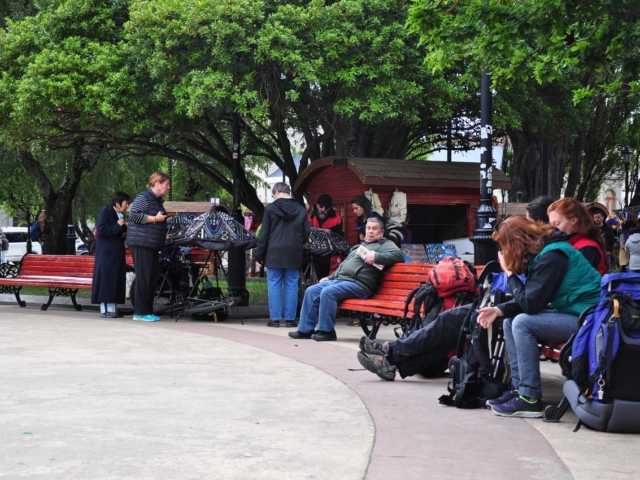 Alltagsszene auf der Plaza de Armas: Touristen und Einheimische nutzen den idyllischen Platz zur Erholung.