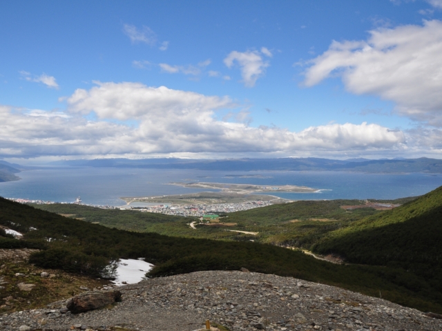 Nach dem Aufstieg auf den Gletscher Martial zum Aussichtspunkt wird man mit einem traumhaften Ausblick über Ushuaia und den Beagle Kanal belohnt.