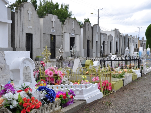 Im Hintergrund reihen sich große Familiengruften aneinander, während in der Mitte des Weges kleinere Gräber von weniger wohlhabenden Familien angelegt sind.
