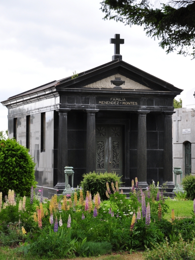 Auch große Mausoleen von wohlhabenden und einflussreichen Familien in der Geschichte der Stadt sind hier am Friedhof zu finden.