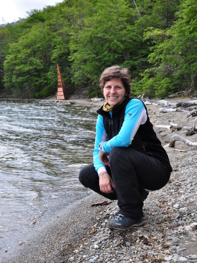 Der Wanderweg führt bis an die chilenische Grenze, welche mit einem kleinen Turm am Ufer markiert ist.