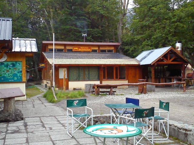 Das Refugio "Lago Roca" ist das einzige im Nationalpark Tierra del Fuego und bietet neben Zeltplätzen auch Betten in einem Schlafsaal. Ein Restaurant bietet eine kleine Auswahl an Speisen.