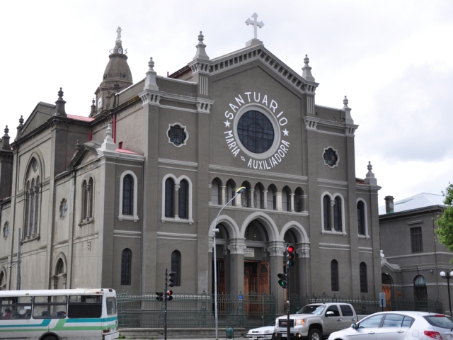 Die Kirche Santuario Maria Auxiliadora beherrscht mit ihrer dominanten Fassade den Platz. Ein Blick ins Innere lohnt sich, denn hier erwartet den Besucher ein völlig anderes Erscheinungsbild.
