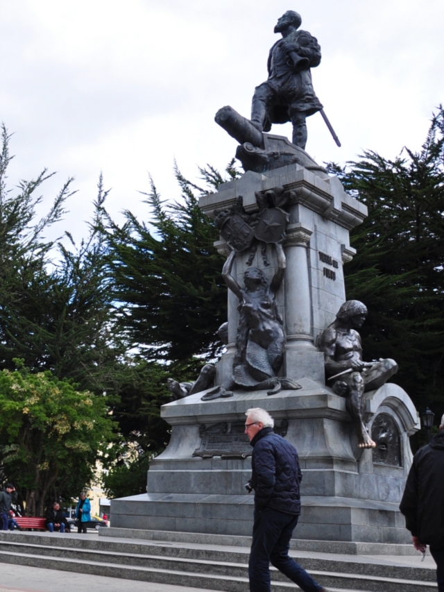 Beeindruckende Statue des Entdeckers der Magellanstraße: Hernando de Magallanes. Unter ihm am Sockel ein patagonischer Ureinwohner, der eine mit Reichtum bescherte Wiederkehr an diesen Ort verspricht, wenn man seinen großen Zeh küsst.
