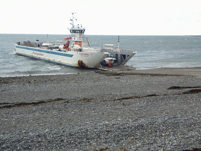 Das Fährschiff wird uns über die berühmte Magellanstraße bringen, welche die Inselgruppe Feuerland vom Festland Patagonien trennt.