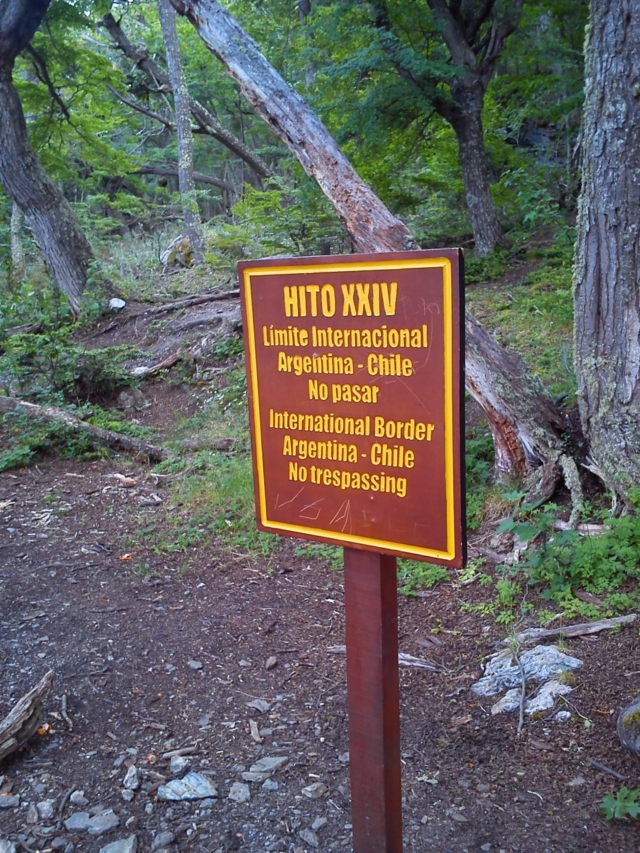 Mitten am Wanderweg steht plötzlich ein Hinweisschild: Internationale Grenze zwischen Argentinien und Chile. Nicht übertreten.