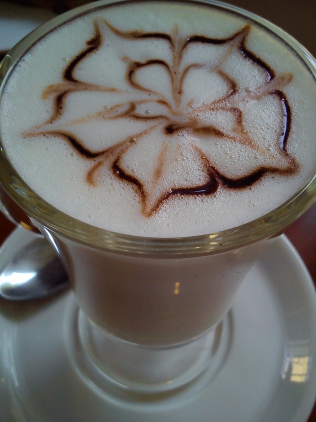 Im Café Tostado gönne ich mir eine heiße Schokolade, wahlweise weiß, hell oder dunkel, die unheimlich verführerisch nach Schoko duftet und mir den Tag versüßt.