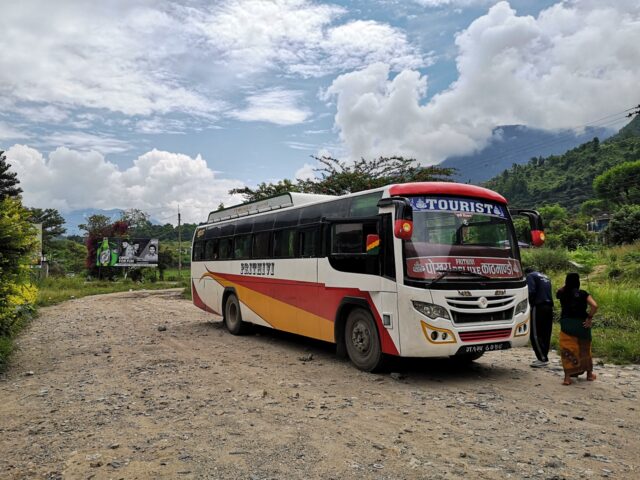 Mit diesem Touristbus treten wir die acht-stündige Fahrt von Kathmandu nach Pokhara an.