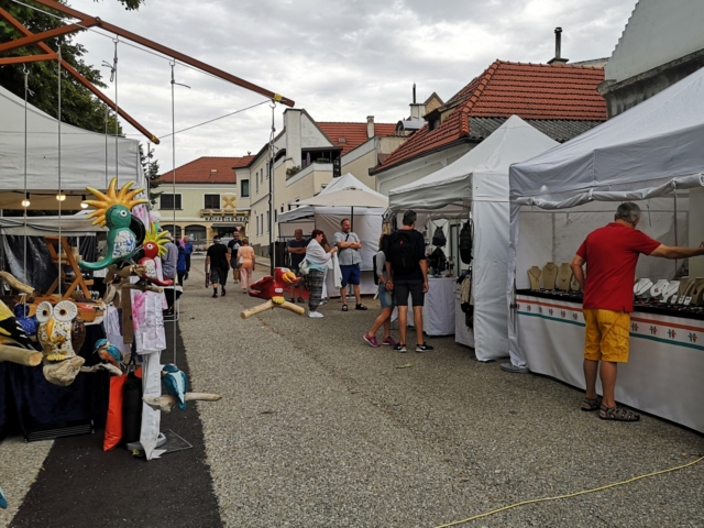 Dekoartikel, Schmuck, Kleidung, und noch vieles mehr was das Herz begehrt, wird angeboten.