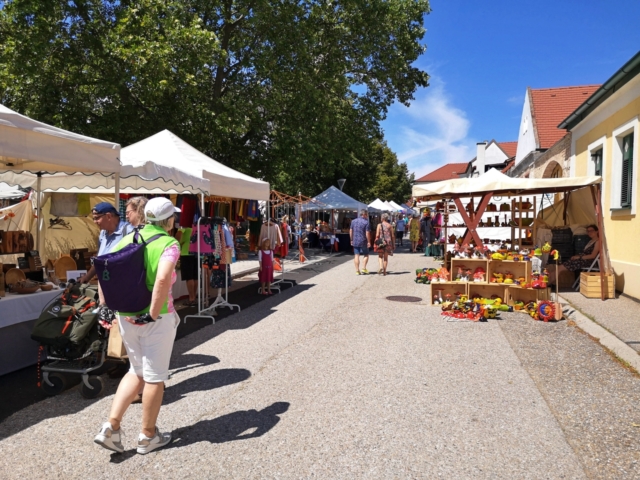 Eine große Auswahl an verschiedensten Handwerksprodukten von etwa 40 Ausstellern erwartet dich auf diesem Markt in Mörbisch.