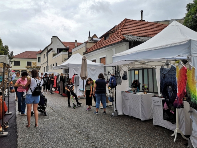 Doch die neugierigen Besucher lassen nicht lange auf sich warten: kaum verzieht sich die Regenwolke, ist der Markt auch schon wieder gut besucht.