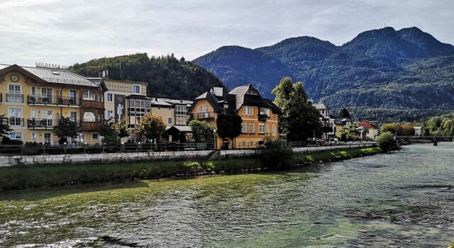 Das Zentrum von Bad Ischl schmiegt sich an die Ufer der blauen Traun und Ischl, heimelig eingebettet zwischen den hohen Bergen des Salzkammerguts.