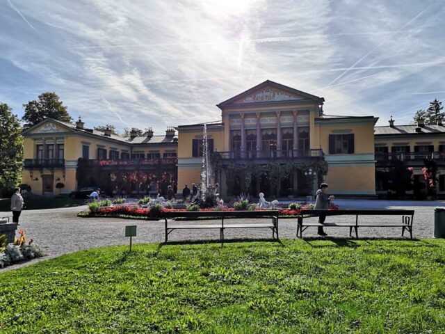 Die Kaiservilla erstrahlt in ihrer vollen Pracht am sonnigen Herbstmorgen. Ein Schauspiel der Natur.