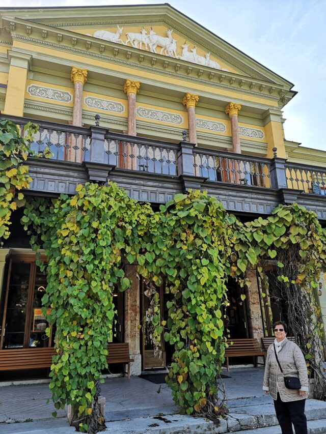 Das prachtvolle Gebäude  zeugt von der ehemals herrschaftlichen Sommerresidenz. Heute befindet sich die Villa im Besitz des kaiserlichen Urgroßenkels Markus Emanuel Habsburg-Lothringen.