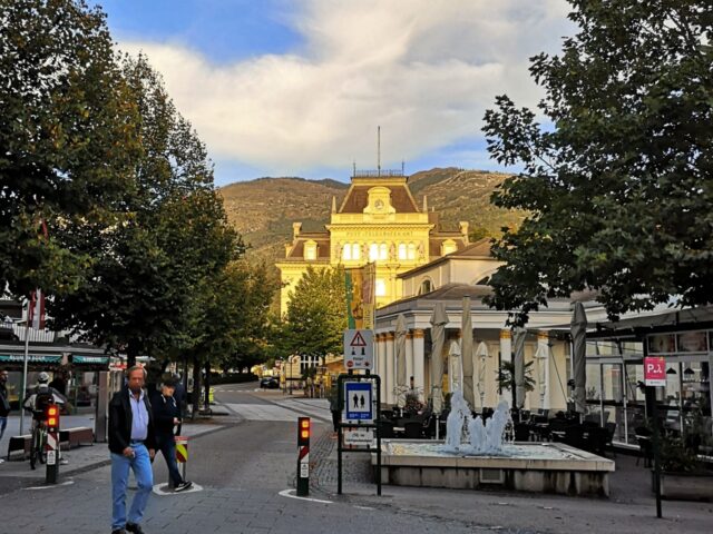 Im Zentrum von Bad Ischl steht die altehrwürdige Trinkhalle nebem dem historischen Post- und Telegraphenamt. Heute dient sie als Veranstaltungshalle.