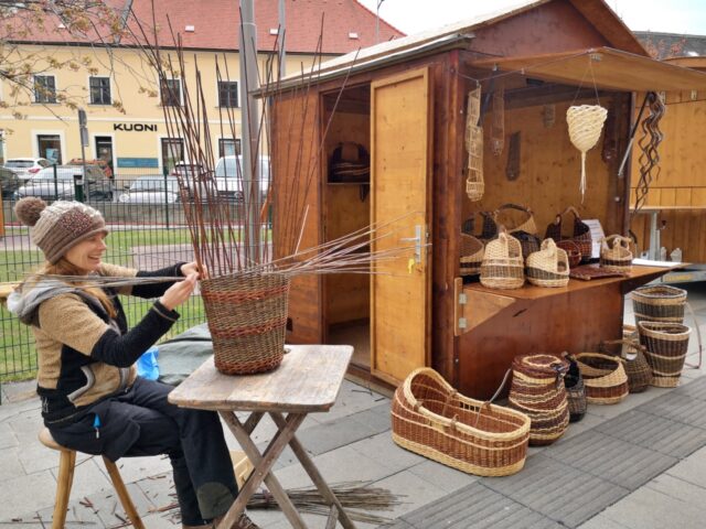 Alte Traditionen lässt Kim Bons in ihrer Weiden-Werkstatt in Lilienfeld wieder neu aufleben. Mit Leidenschaft zur Natur und Liebe zur Handarbeit flechtet sie aus Weidenruten gekonnt wunderschöne Körbe.
Mehr dazu findest du auch ihrer Homepage unter www.korbflechten.at