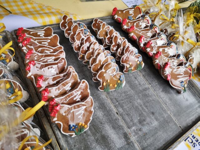 Zuckersüß dekorierte und äußert köstliche Lebkuchen finden wir bei LebkuchenART von Anni Klima aus Maria Enzersdorf. Mehr Infos gibt´s auf ihrer Webseite www.anni-k.at
Auch die Lebkuchen am Titelbild meines Beitrages sind von LebkuchenART.