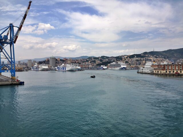 Beim Auslaufen aus dem Hafen stehen wir an der rückseitigen Reeling und beobachten fasziniert wie Genua langsam am Horizont verschwindet.