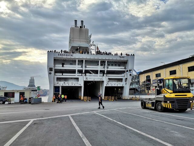 So nahe an dem mächtigen Fährschiff stehend ist die Größe des Schiffes beeindruckend!