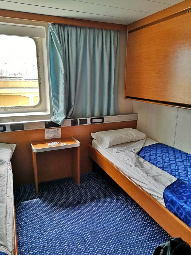 Die Kabinen sind mit zwei gemütlichen, frisch bezogenen Betten ausgestattet. Ein drittes Bett kann noch an der Wand montiert herab geklappt werden.