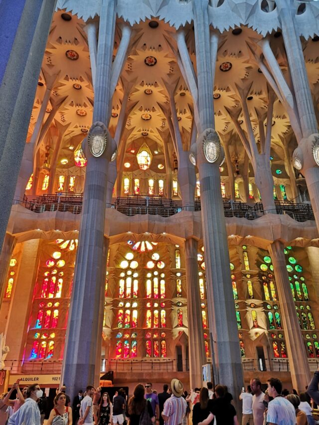 Die spezielle Färbung der venezianischen Glasfenster lässt den Innenraum in strahlend bunten Farben leuchten.