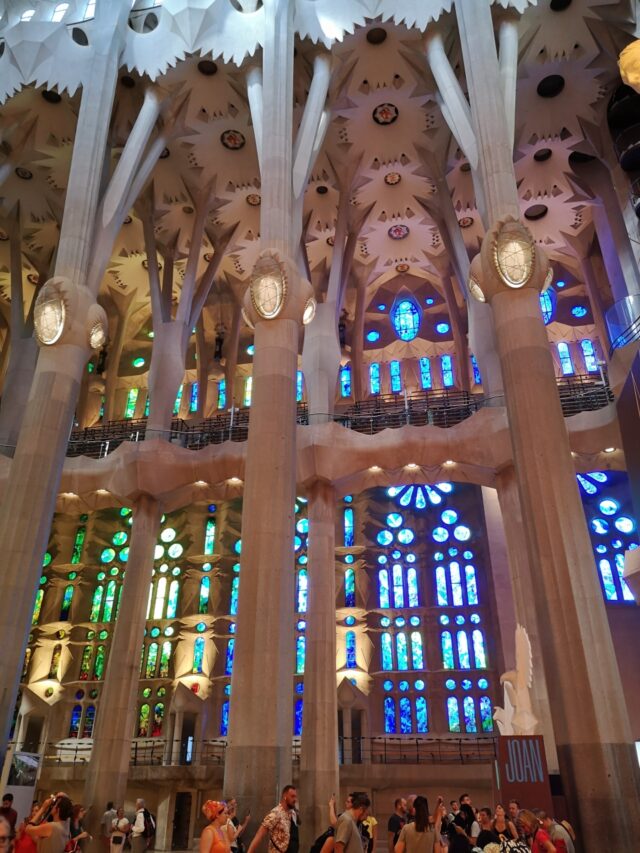 Die Farben wurden von Gaudí bewusst gewählt, so leuchtet eine Fassade in Blau- und Grüntönen, während die andere in Rot- und Orangetönen den Innenraum erhellt.