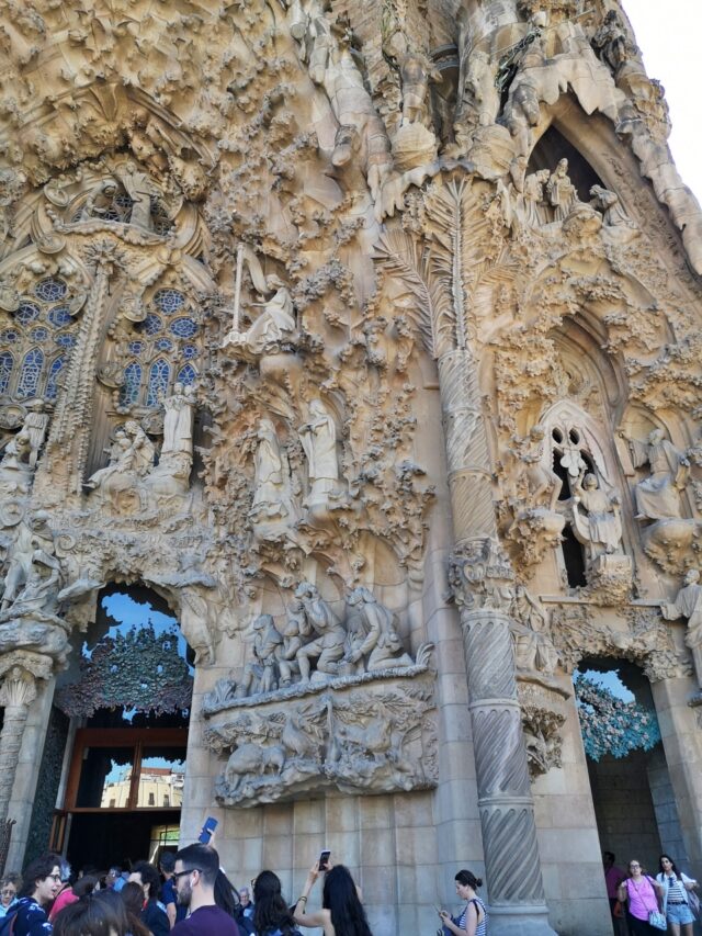 Die Geburtsfassade stellt den aktuellen Eingang zur Kathedrale dar und ist die einzige Fassade, welche noch zu Gaudís Lebzeiten fertig gestellt wurde. Diese Fassade symbolisiert die Geburt Jesus und stand für Gaudi für das Leben sowie die Schöpfung selbst.