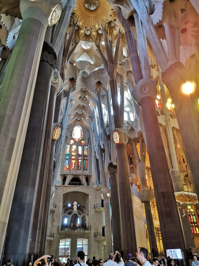 Der Innenraum des Bauwerks ist hoch und freizügig gestaltet. Die schlanken Säulen verästeln sich nach oben hin immer feiner und bilden eine Art Baumkrone aus. Gaudí ließ sich stark von der Natur inspirieren und möchte dem Besucher vermitteln, sich in einem Wald zu befinden.