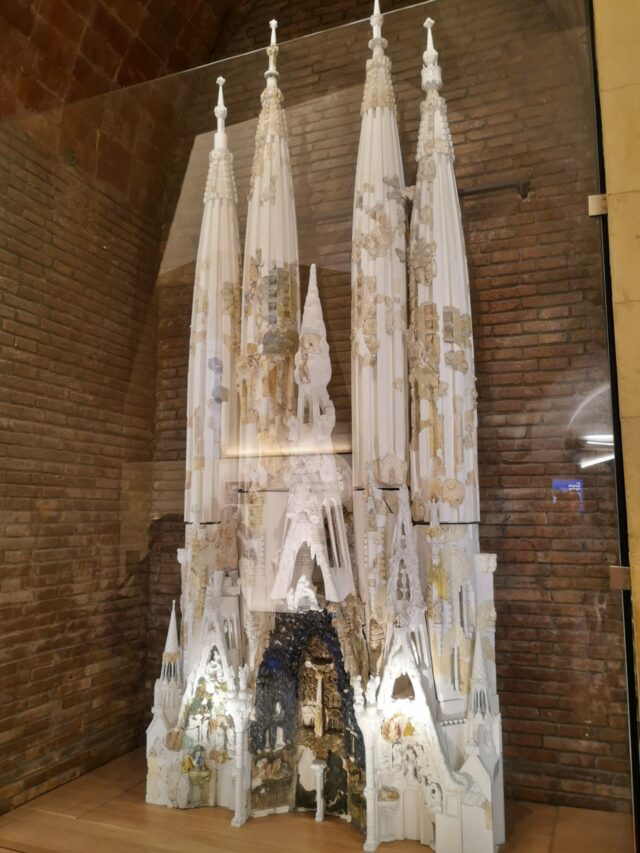 Gaudí legte mehr Wert auf Modelle als auf Planskizzen und ließ sämtliche Bauteile  als Modell entwerfen. So waren die Konstruktionen leichter erkennbar und umsetzbar.