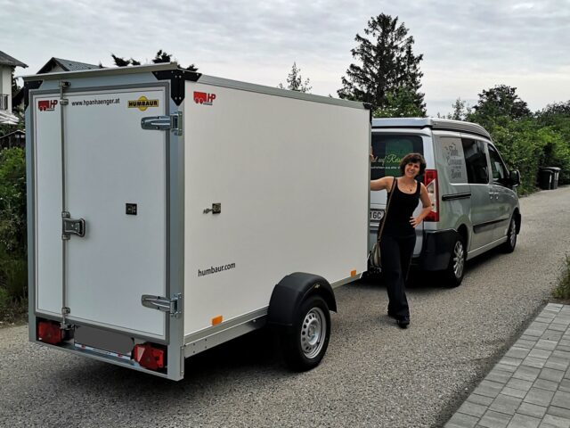 Unser Van-Hänger-Gespann hat ein Gesamtgewicht von ca. 3.200kg und 9m Länge. Der Kofferanhänger ist ein leichter Hänger auf 750kg typisiert.