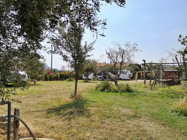 Der Campingplatz ist wunderschön eingebettet in die Natur. Abends herrscht hier eine beruhigende Stille und die Sterne leuchten strahlend vom Himmel.