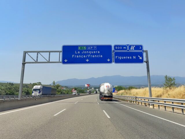 Auf der Autobahn rast die Landschaft viel zu schnell an einem vorbei um sie zu genießen. Wir vergleichen als Zeitvertreib die Kennezichen und Herkunftsländer - wie damals als Kinder 😃