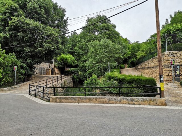 Der Eingang zum Park La Floresta liegt im Süden des 40 ha großen Geländes. Beide Wege vereinen sich nach kurzem Stück in Inneren der grünen Stadtoase.