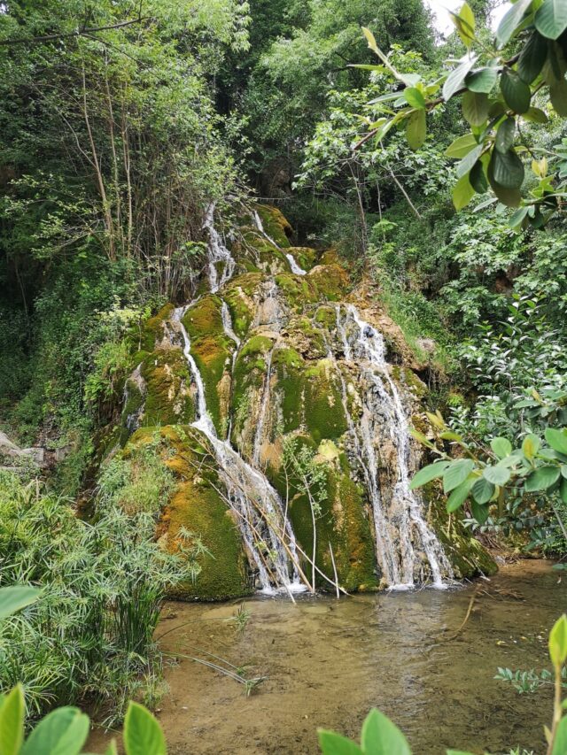 Der Wasserfall ist im hinteren Teil des Parks ist noch größer und das Wasser plätschert in kleinen Rinnsälen elegant und zierlich über die mit saftigem Moos bewachsenen Felsen hinab. Ein Schauspiel der Natur.