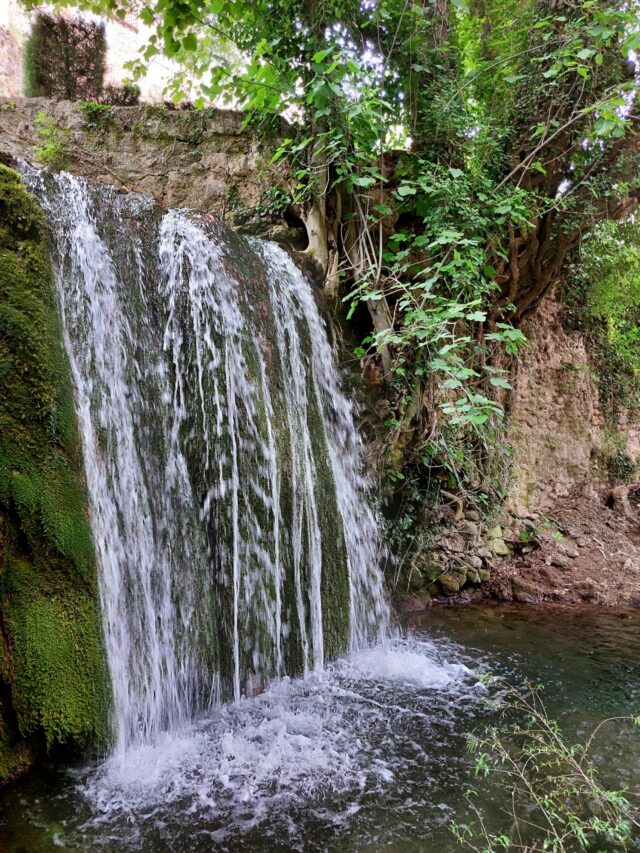 An diesem Wasserfall rauscht das kleine Bächlein einige Meter in die Tiefe und gibt ein faszinierendes Spektakel der Natur preis.
