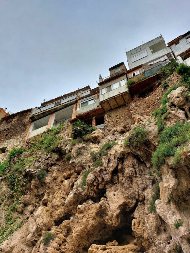 "Las casas colgantes" - die hängenden Häuser erbaut an der Klippe des hohen natürlichen Mauerwerks. Von unten nach oben betrachtet, flößt einem der Anblick ordentlichen Respekt ein.
