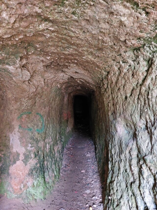 Sogar Tunnel wurden errichtet, manche schon in längst vergangenen Zeiten, über deren ursprüngliche Verwendung nur mehr spekuliert werden kann.