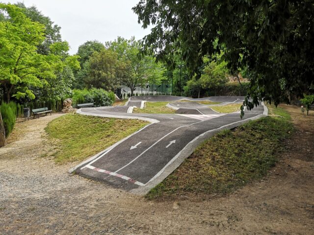 Neben dem Skatepark gibt es auch noch drei Tennisplätze für sportliche Aktivitäten.