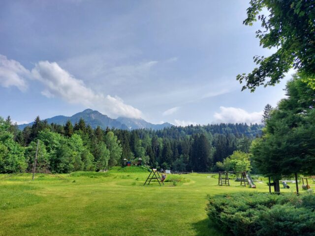 Einen wunderbaren Ausblick auf die umliegende Kärntner Berglandschaft bietet unser Stellplatz. Die Grünflächen dürfen wir mitbenutzen.