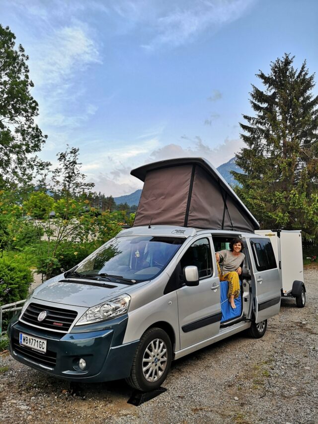 Die erste Erfahrung mit Schau aufs Land im schönen Kärntner Seengebiet. Am alten Hotelparkplatz dürfen wir unsere Zelte für eine Nacht aufschlagen.