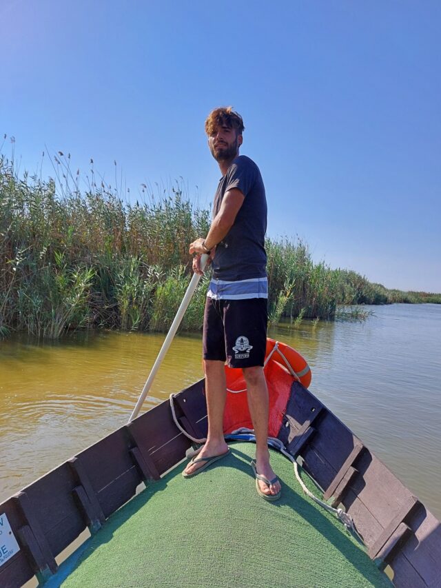 Mit geübten Bewegungen stakt unser Tourguide Rubén das Boot in das Fahrwasser. Die Albufera misst an der tiefsten Stelle nur 1,50 Meter.