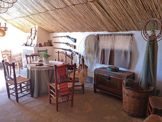 Die kleine Fischerhütte zeigt anschaulich, wie die Menschen in früheren Zeiten lebten. Die Häuser sind einfach, aus Lehm gebaut und mit Stroh gedeckt.