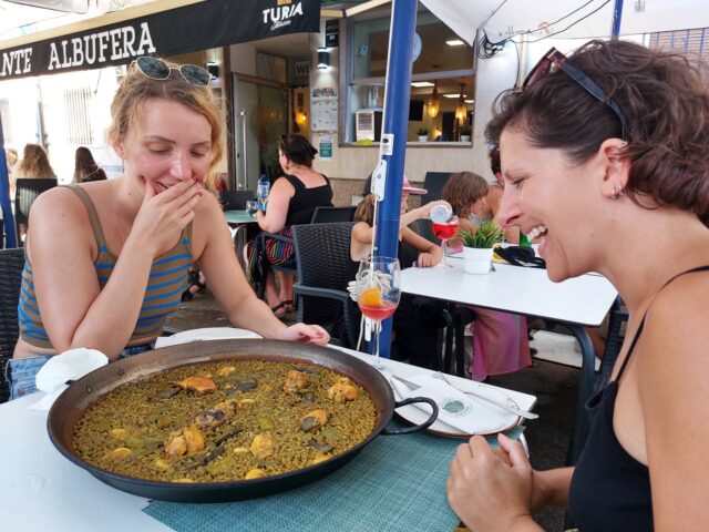 Eine riesige Paella-Pfanne nur für uns zwei! Vor allem unsere Gäste aus Österreich staunen nicht schlecht.